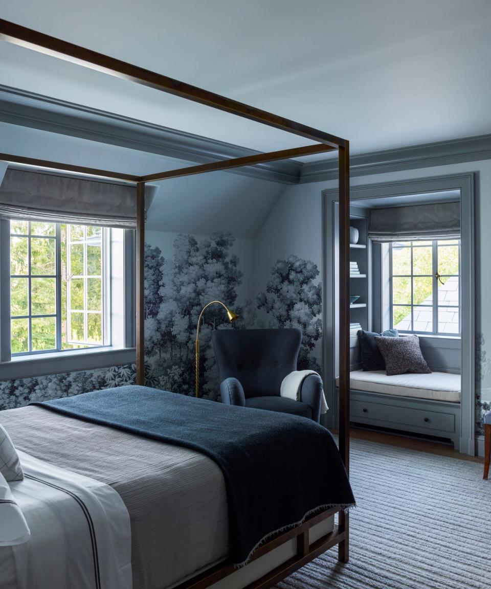 Bedroom with four poster and mural on walls