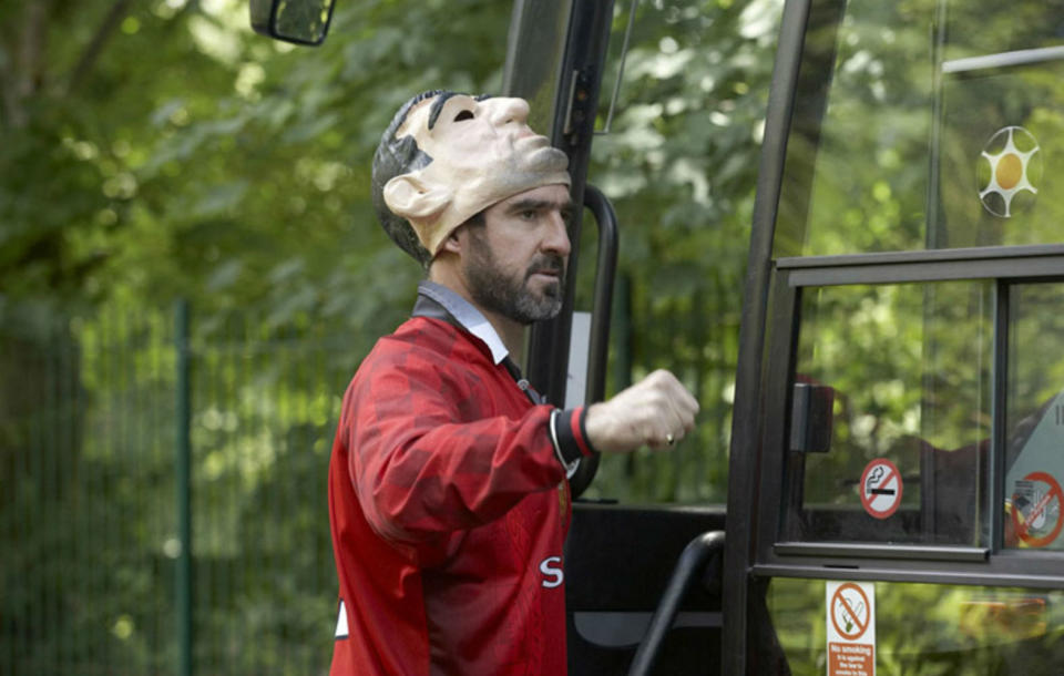 <p>Antes incluso de su retirada, Eric Cantona empezó una carrera en el mundo del cine protagonizando varias películas. Una de ellas, ‘Buscando a Eric’ (2009), ganó un premio en el Festival de Cannes. El que fuera futbolista del Manchester United se interpretaba a sí mismo apareciéndose a un cartero de Mánchester que estaba pasando por una mala época. (Foto: BIM / Canto Bros). </p>