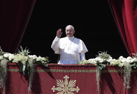 Pope Francis waves as he arrives to deliver the Urbi et Orbi (to the city and the world) benediction at the end of the Easter Mass in Saint Peter's Square at the Vatican April 20, 2014. REUTERS/Tony Gentile