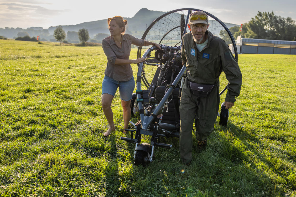 Johannes Fritz con el avión ultraligero que utiliza para enseñar al ibis calvo septentrional una nueva ruta migratoria, en Beuren Am Reid, Alemania, el 14 de agosto de 2023. (Nina Riggio/The New York Times)
