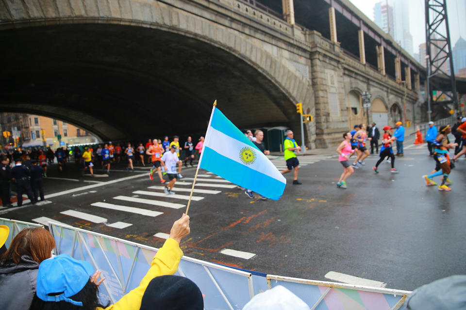 <p>A spectator waves an Argentinan flag along the route past the 59th Street Bridge during the 2017 New York City Marathon, Nov. 5, 2017. (Photo: Gordon Donovan/Yahoo News) </p>