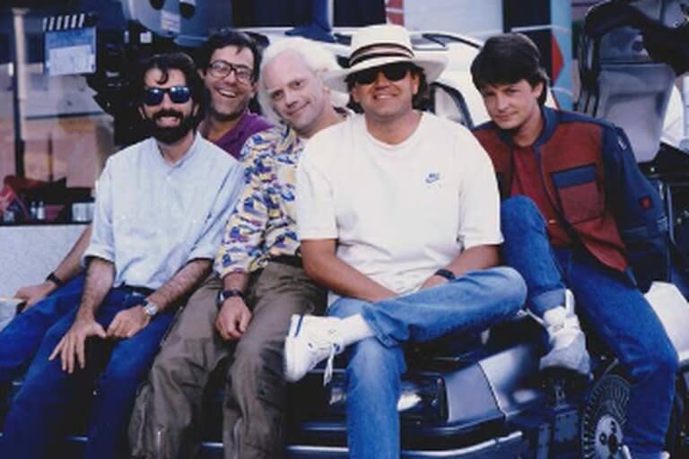 Bob Gale, Christopher Lloyd, Robert Zemeckis y Michael J Fox en el set de Volver al futuro 2