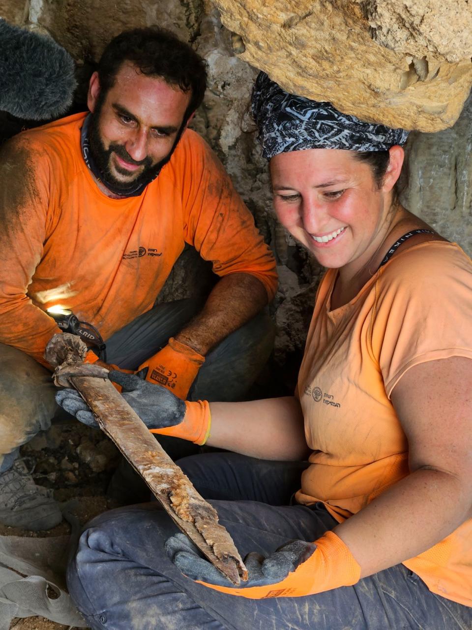 Los arqueólogos Oriya Amichay (derecha) y Hagay Hamer (izquierda) con una de las espadas. Crédito: Amir Ganor/Autoridad de Antigüedades de Israel