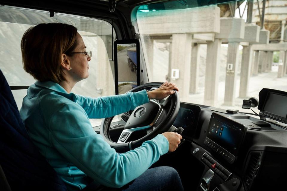 Mercedes-Benz-Truck des Typs Arocs, wie er im Werk Wörth entsteht, beim Einsatz im Steinbruch.