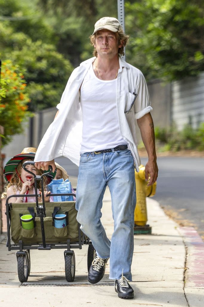 Jeremy Allen White con sus hijas paseando por Studio City, California, en julio de 2024