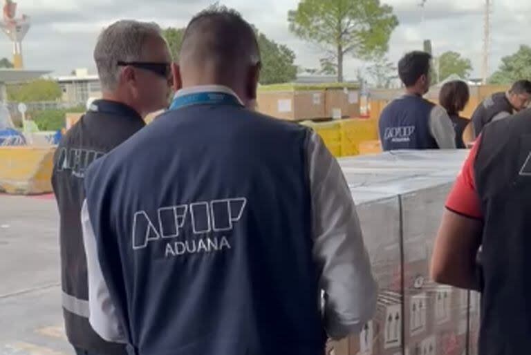 La AFIP inspecciona un cargamento de repelentes que llegó desde México