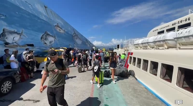 受到蘇拉颱風影響，船公司家開船班疏運綠島、蘭嶼遊客返台。（圖／圖／記者王浩原攝影）