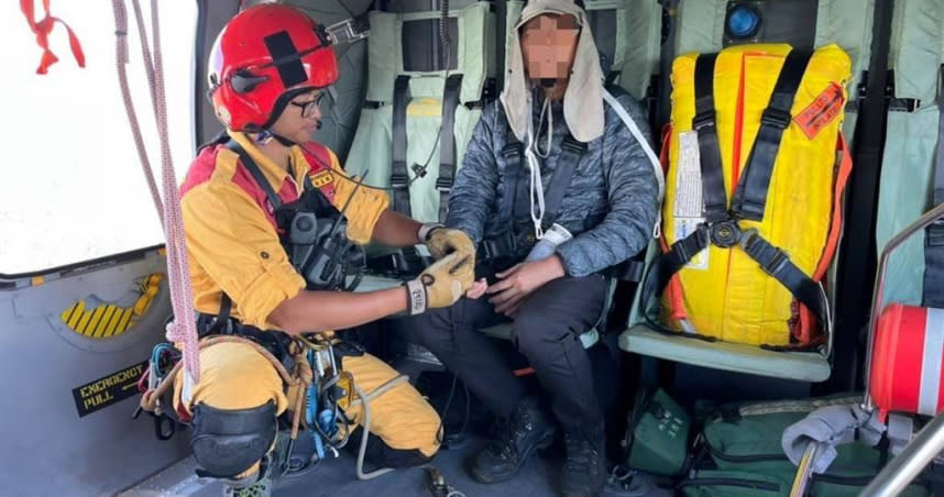 一行7人登山隊伍趁著端午連假縱走北三段能高安東軍路線，一名56歲蘇姓男山友今天卻在途中疑高山症發作，出現嘔吐、頭暈等症狀，所幸經直升機吊掛下山送醫救治後，幸無大礙。（圖／空勤總隊提供、羅亦晽花蓮傳真）