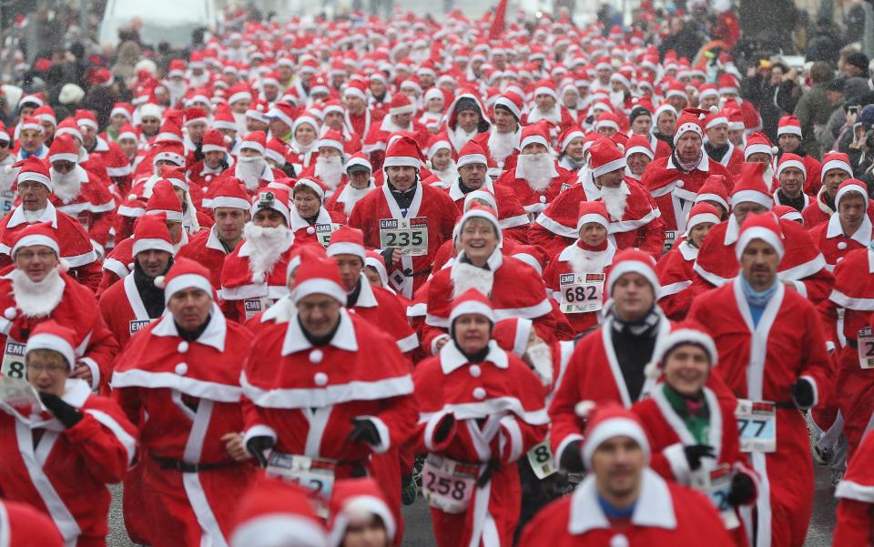 MICHENDORF, GERMANY - DECEMBER 09: Participants dressed as Santa Claus take off in the 4th annual Michendorf Santa Run (Michendorfer Nikolauslauf) on December 9, 2012 in Michendorf, Germany. Over 800 people took part in this year's races that included children's and adults' races. (Photo by Sean Gallup/Getty Images)