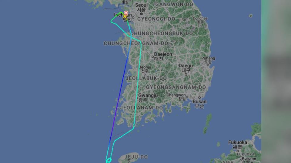 大韓航空班機在濟州島西側盤旋，最後返回仁川機場。（圖／翻攝自Flightradar24）