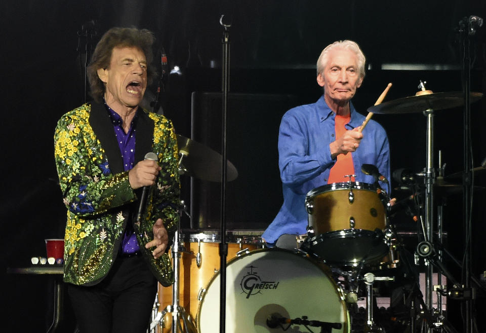 ARCHIVO - El baterista de los Rolling Stones Charlie Watts, a la derecha, toca detrás del vocalista Mick Jagger durante su concierto en el Rose Bowl el 22 de agosto de 2019 en Pasadena, California. Watts murió en Londres el martes 24 de agosto de 2021. Tenía 80 años. (AP Foto/Chris Pizzello, Archivo)