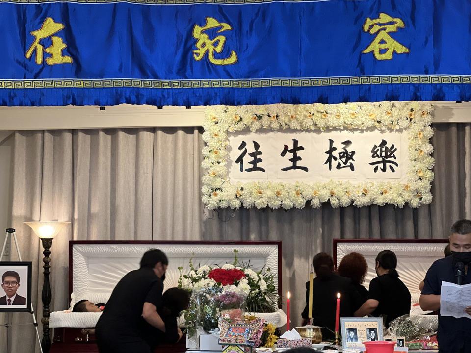 圖為日前告別式，死者母親被家人攙扶，哭著跪倒在棺木前。(記者張晨/攝影)