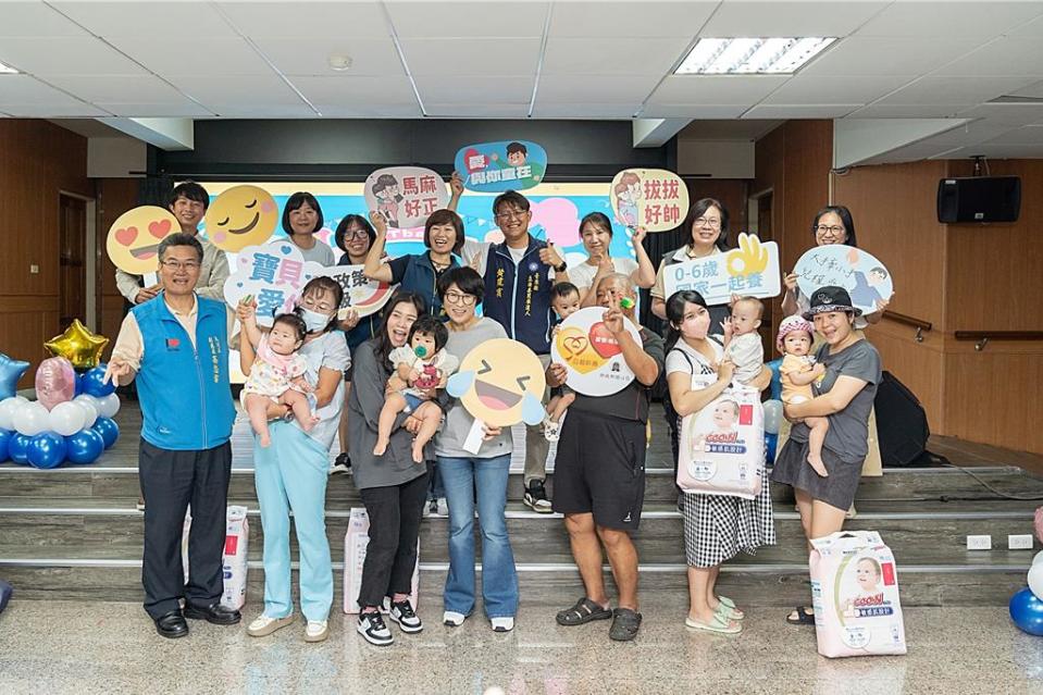 台東縣長饒慶鈴（前排中）首獲「5星首長」肯定，她將榮耀歸功於全體縣民。（台東縣政府提供／蕭嘉蕙台東傳真）