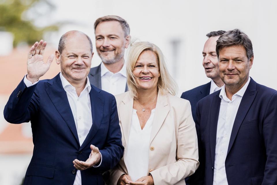 Gut gelaunt: Bundeskanzler Olaf Scholz (SPD), Finanzminister Christian Lindner (FDP), Innenministerin Nancy Faeser (SPD) mit Verkehrsminister Volker Wissing (FDP) und Wirtschaftsminister Robert Habeck (Grüne) während der Kabinettssitzung auf Schloss Meseberg. - Copyright: Florian Gaertner/Photothek via Getty Images