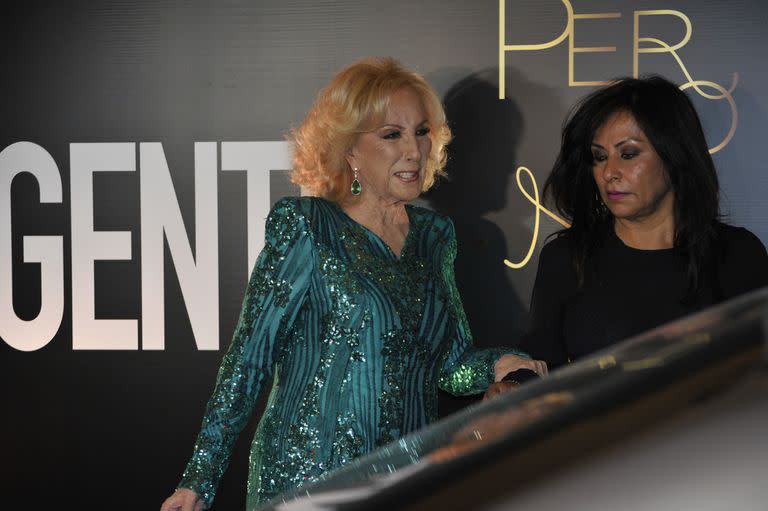 Con un diseño en verde menta -el tono del momento-, Mirtha Legrand fue la estrella de la noche; a lo largo del evento, los famosos se acercaron a su living para saludarla y felicitarla por su regreso a la pantalla