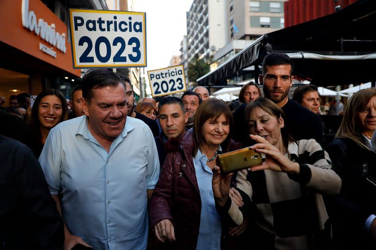 Patricia Bullrich junto a Ricardo López Murphy y Guillermo Montenegro durante un acto en la peatonal de Mar del Plata