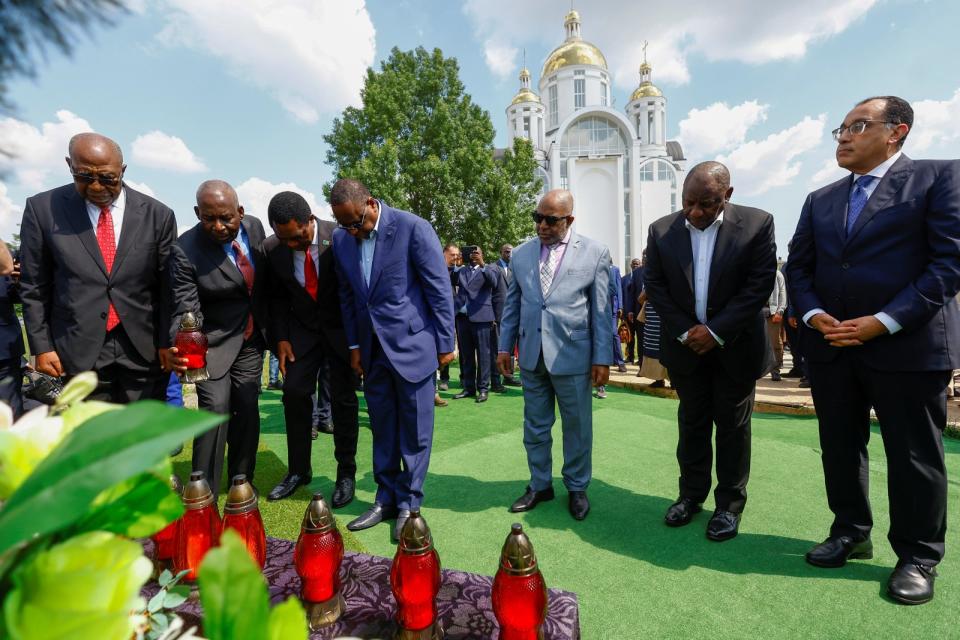 非洲和平調停團的領袖16日走訪布查大屠殺紀念地致意。路透社
