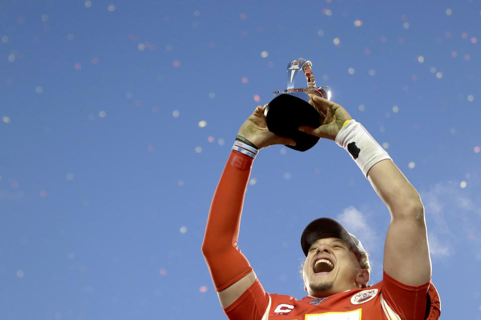 Patrick Mahomes, quarterback de los Chiefs de Kansas City, alza el trofeo Lamar Hunt, tras derrotar a los Titans de Tennessee en la final de la Conferencia Americana, el domingo 19 de enero de 2020 (AP Foto/Jeff Roberson)