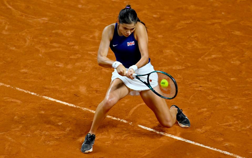 Emma Raducanu de Gran Bretaña juega un revés contra Caroline García de Francia durante el partido de clasificación de la Copa Billie Jean King entre Francia y Gran Bretaña en Le Chaudron