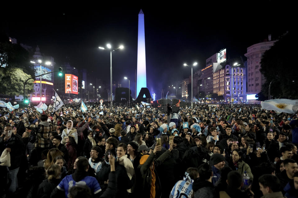 Aficionados de Argentina celebran en el Obelisco, después de que su equipo derrotó a Colombia en la final de la Copa América en Buenos Aires, Argentina, el lunes 15 de julio de 2024. (AP Foto/Rodrigo Abd)