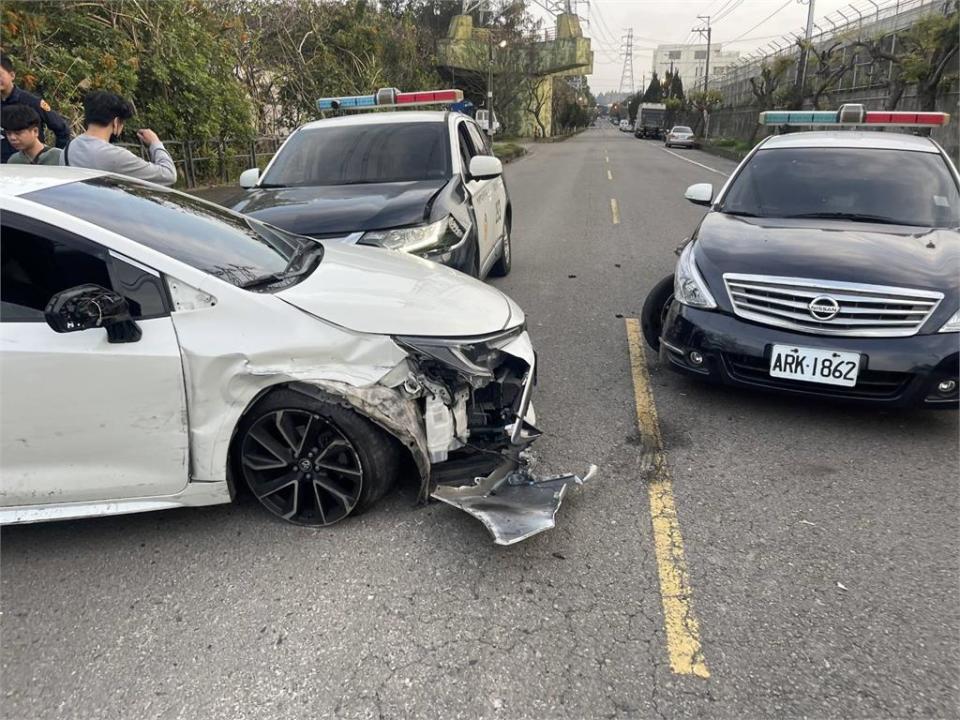 通緝犯拒捕衝撞警車試圖逃逸　　警網包夾強力破窗逮人畫面曝