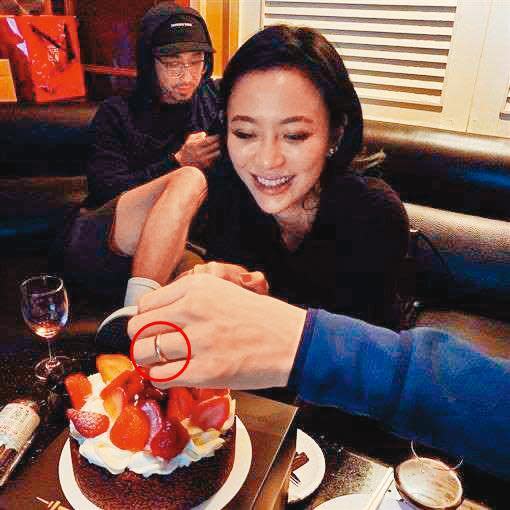 許瑋甯和劉又年戴著同款戒指（紅圈處為劉又年戒指），於是已婚的消息又再瘋傳了一次。（翻攝自許瑋甯IG）