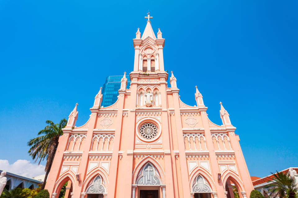 圖/珊瑚粉的「粉紅大教堂」，是峴港最亮眼的天主教堂，遠拍或近拍都超夢幻！