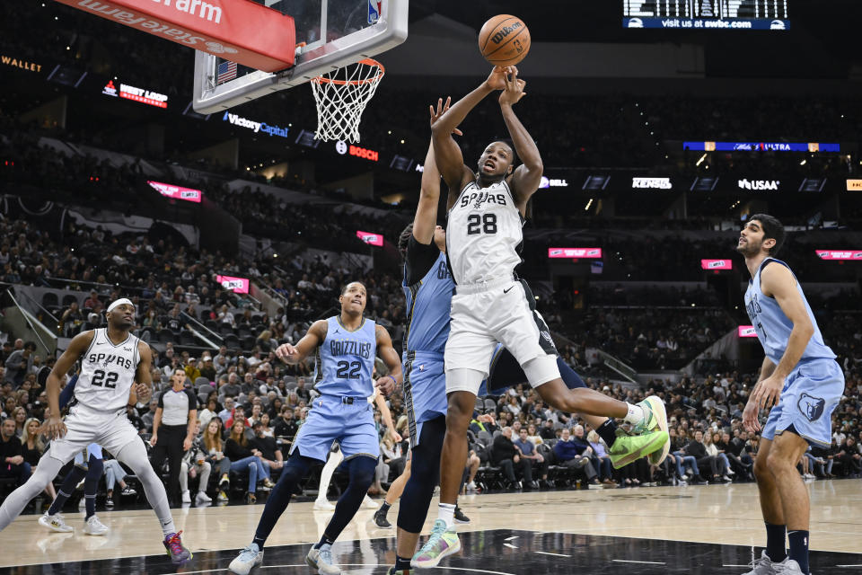 San Antonio Spurs' Charles Bassey (28) tangles with Memphis Grizzlies' Kenneth Lofton Jr. during the first half of an NBA basketball game Saturday, Nov. 18, 2023, in San Antonio. (AP Photo/Darren Abate)