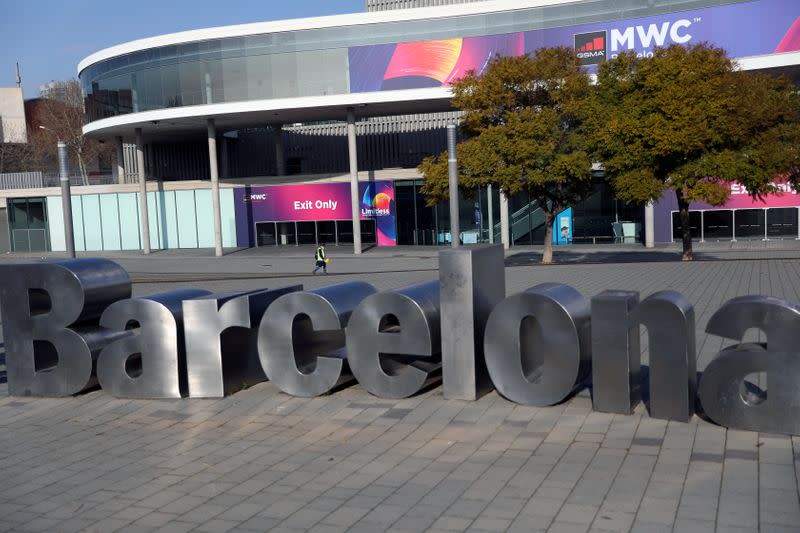 Un empleado camina en la Fira de Barcelona después de que el Mobile World Congress (MWC) fuera cancelado en Barcelona, España el 13 de febrero de 2020