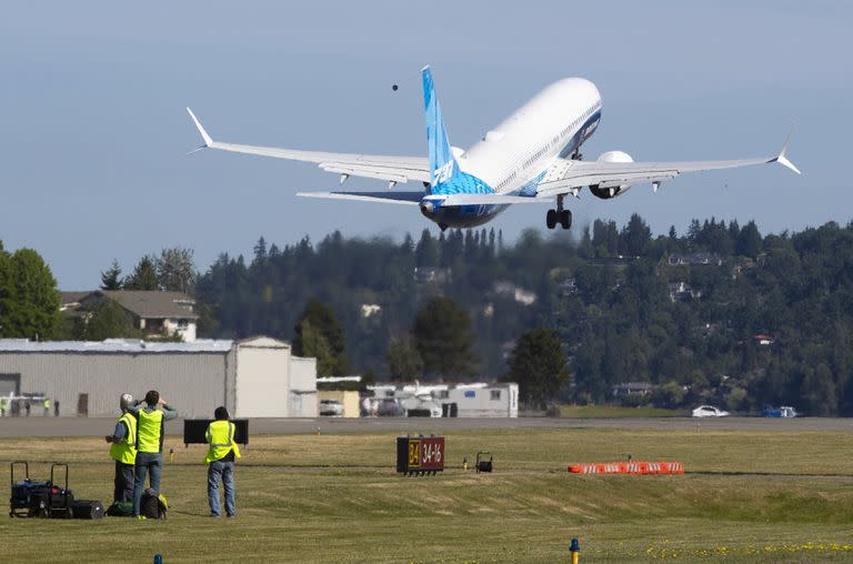  La versión final del avión 737 MAX de Boeing despega del Aeropuerto de Renton, Washington, en su primer vuelo el viernes 18 de junio de 2021. 