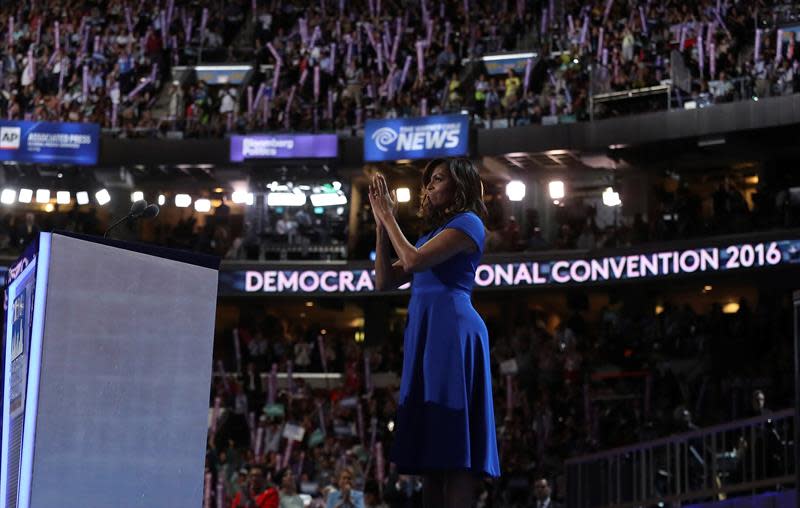 Barack Obama felicitó a su mujer a través de su cuenta de Twitter: “Discurso increíble de una mujer increíble. No puedo estar más orgulloso y el país ha sido bendecido por tenerte como primera dama. Te amo, Michelle”.  (Foto: EFE)