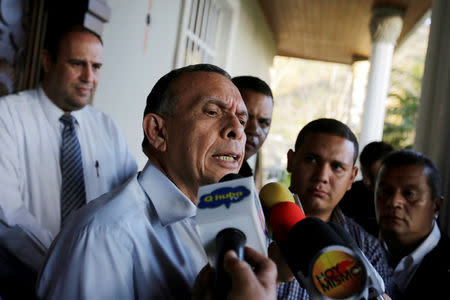FILE PHOTO: Former Honduran president Porfirio Lobo holds a news conference at his house following accusations by the National Anti-corruption Council of embezzlement during his government, in Tegucigalpa, Honduras, Feb. 4, 2019. REUTERS/Jorge Cabrera/File Photo