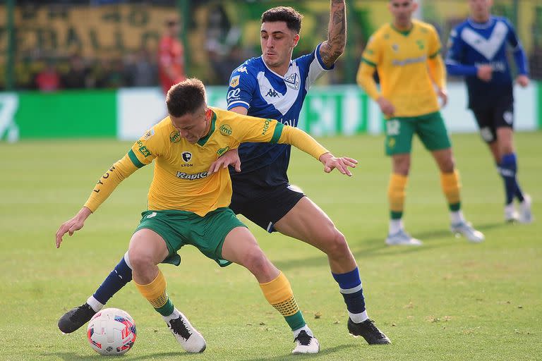 Joel Soñora presiona sobre Tripicchio, que controla la pelota