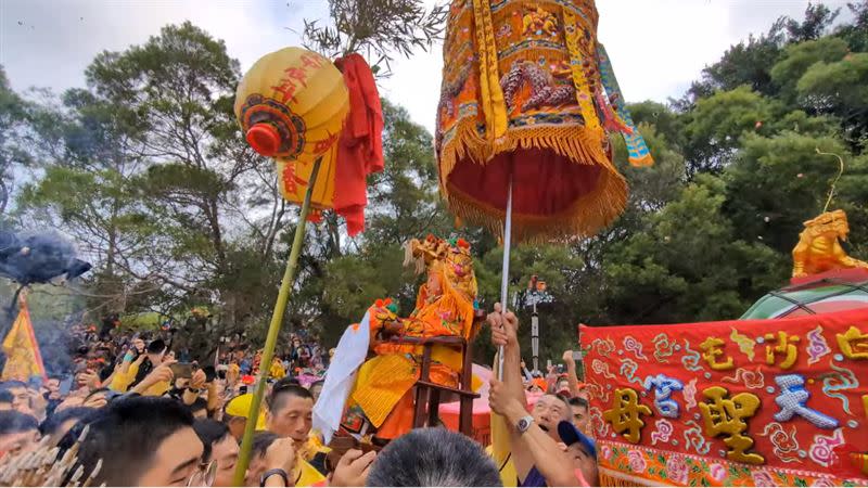 媽祖婆今日露面，在眾人高喊「進喔！」之下完成換轎。（圖／翻攝自白沙屯媽祖網路電視台）