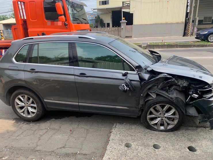 林姓女子駕駛自小客車（圖）閃避突然變換車道的小貨車擦撞違停貨櫃車。（圖/警方提供）