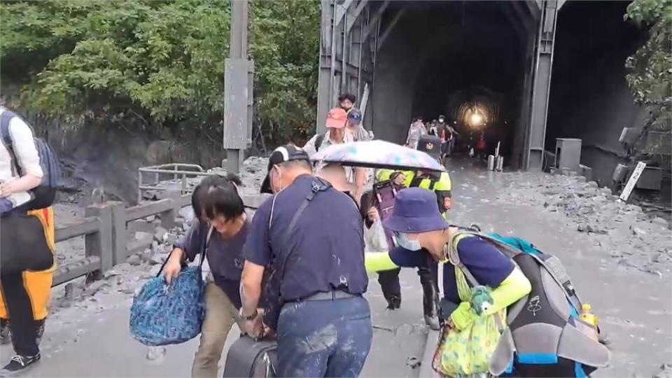 229次列車撞落石卡隧道　500多名乘客摸黑走下車