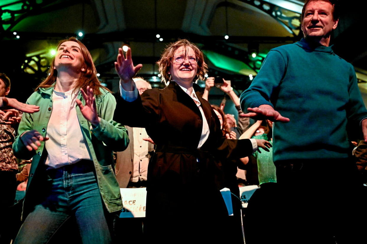 Séance de « booty therapy » lors du premier meeting pour la campagne des européennes de Marie Toussaint (au centre), entourée de Marine Tondelier et Yannick Jadot, le 2 décembre 2023.  - Credit:JULIEN DE ROSA / AFP