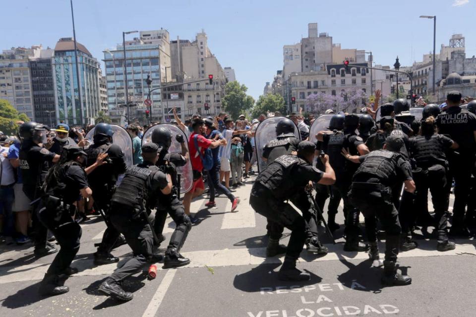 Incidentes en la Avenida 9 de Julio durante el sepelio de Diego Maradona