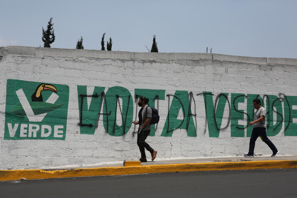 Los peatones pasan junto a un mural pintado con el mensaje "vote verde" que promueve el Partido Verde, en el último día de campaña previo a las elecciones de mitad de período del 6 de junio, en la Ciudad de México, el sábado 29 de mayo de 2021. ( (AP Foto/Ginnette Riquelme)