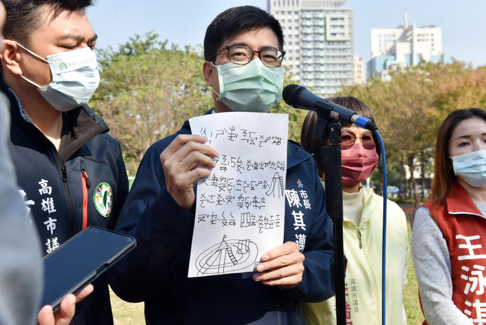 陳其邁希望多設大型接種站及超前部署隔離旅館的佈建。   圖：高雄市政府提供