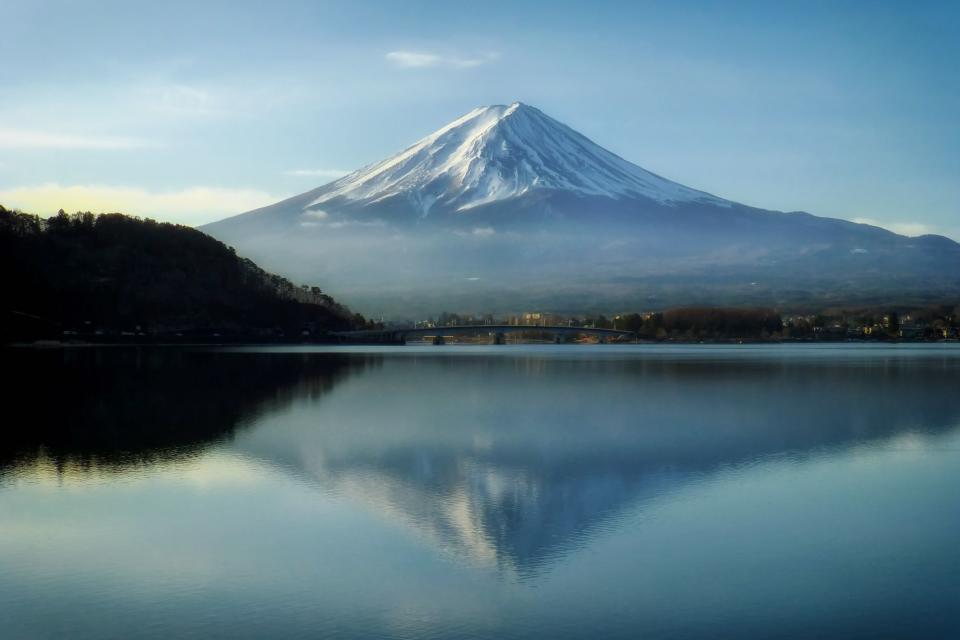 <h3>3.日本富士山河口湖</h3> <p>想從最佳角度捕捉日本富士山的最佳畫面，位於富士山腳下的河口湖絕對是拍出「逆富士」的絕佳取景地點！拿起相機，不論哪個角度都能拍出富士山與湖面相映成趣的景致，而後花點時間在河口湖畔漫步，或是從容地騎著腳踏車，心情也將跟著美景晴朗了起來。</p> <cite>Booking.com</cite>