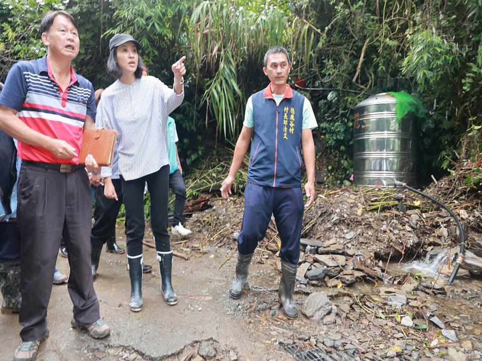 仁愛鄉重建，縣府原住民行政局成立「農業重建小組」。（圖：許淑華縣長前往災區勘災　縣府提供）