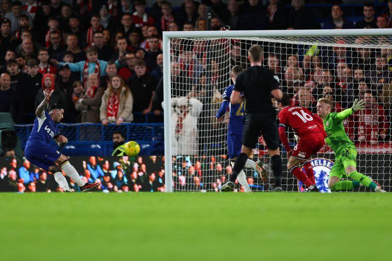 Enzo Fernández define de derecha y marca el segundo gol de Chelsea ante Middlesbrough