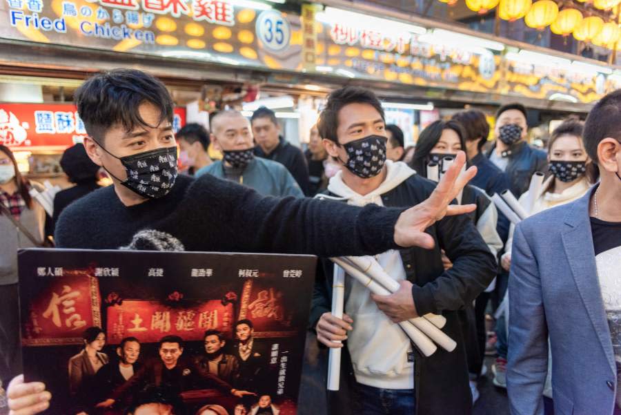 《角頭－浪流連》演員們在基隆廟口掃街造勢。（圖／巧克麗娛樂提供）