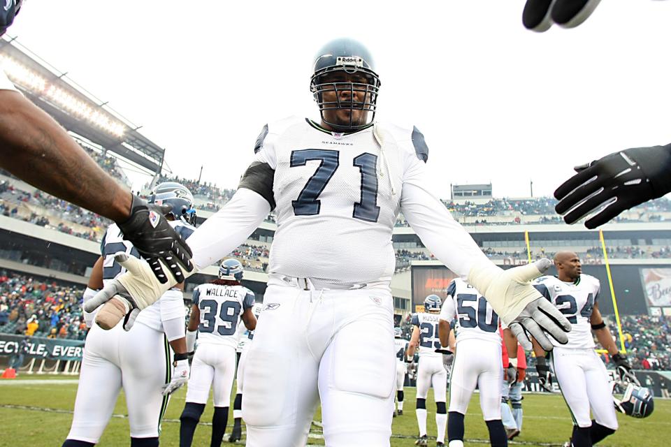 PHILADELPHIA - DECEMBER 2:  Walter Jones #71 of the Seattle Seahawks is introduced on the field during the NFL game against the Philadelphia Eagles at the Lincoln Financial Field on December 2, 2007 in Philadelphia, Pennsylvania. (Photo by Al Bello/Getty Images)