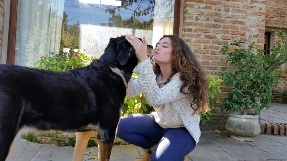 Mar&#xed;a Paz con un perro negro