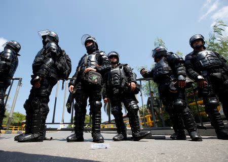 Riot police block a street in Cartagena, Colombia, September 26, 2016. REUTERS/John Vizcaino