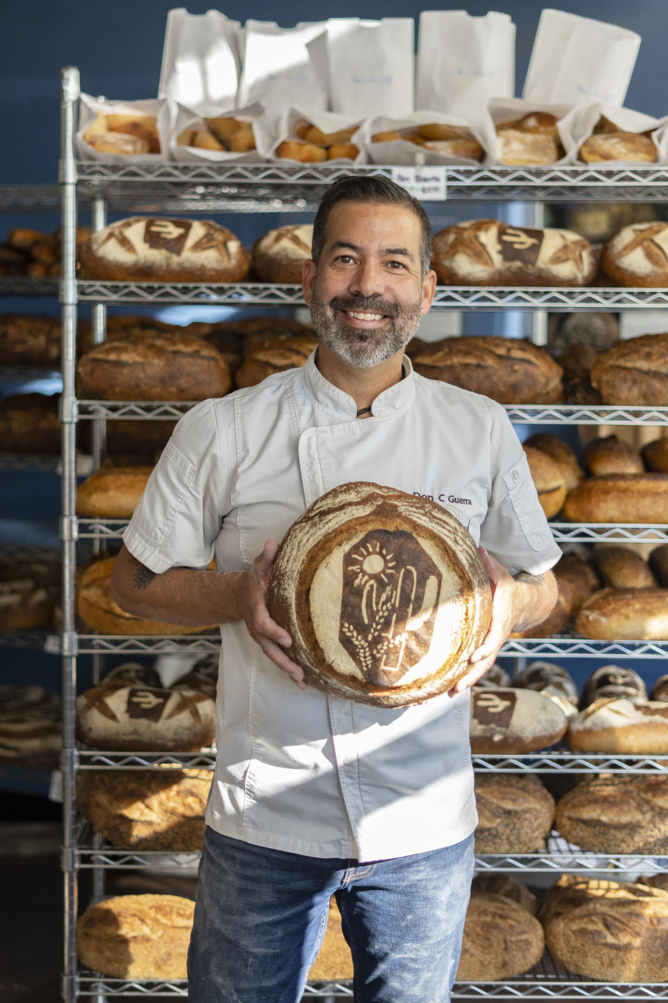 Una fila se forma fuera de Barrio Bread en Tucson, Arizona, el 1.° de octubre de 2021. (Rebecca Noble/The New York Times).