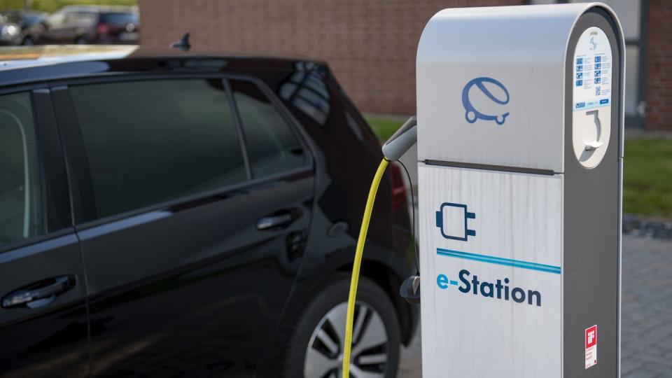 Fahrer von Elektroautos können ihren Wagen an immer mehr öffentlich zugänglichen Stationen aufladen. Foto: Hendrik Schmidt