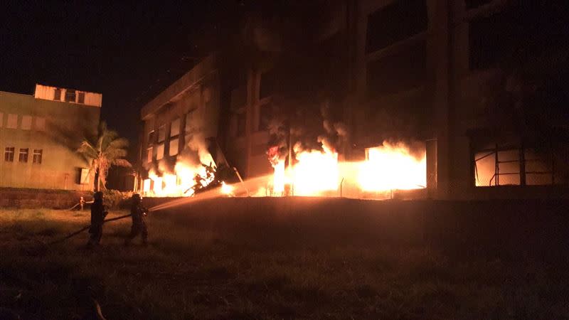 消防局抵達現場時發現廠房已陷入火海。（圖／翻攝畫面）